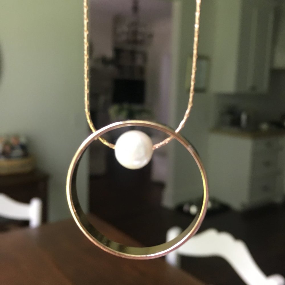 Gold circle pendant with pearl